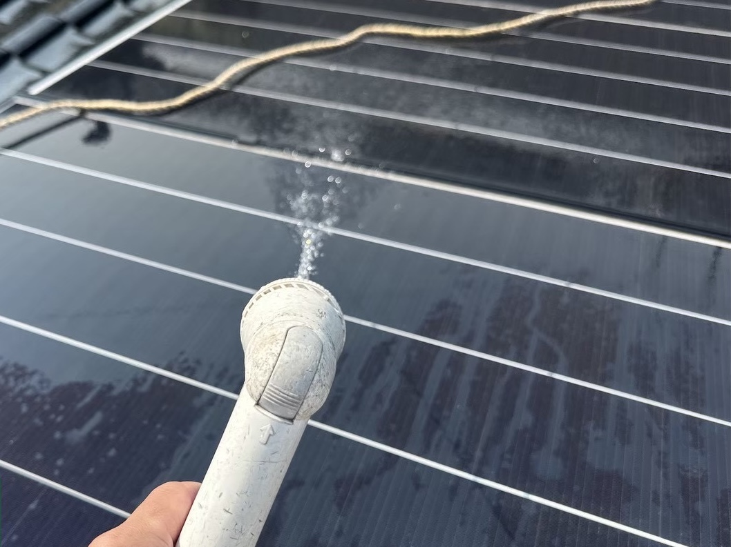 太陽光パネルのすすぎ作業